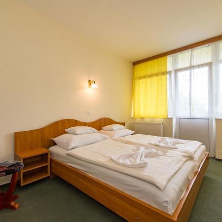 Hotel Nostra Siofok Bagian luar foto