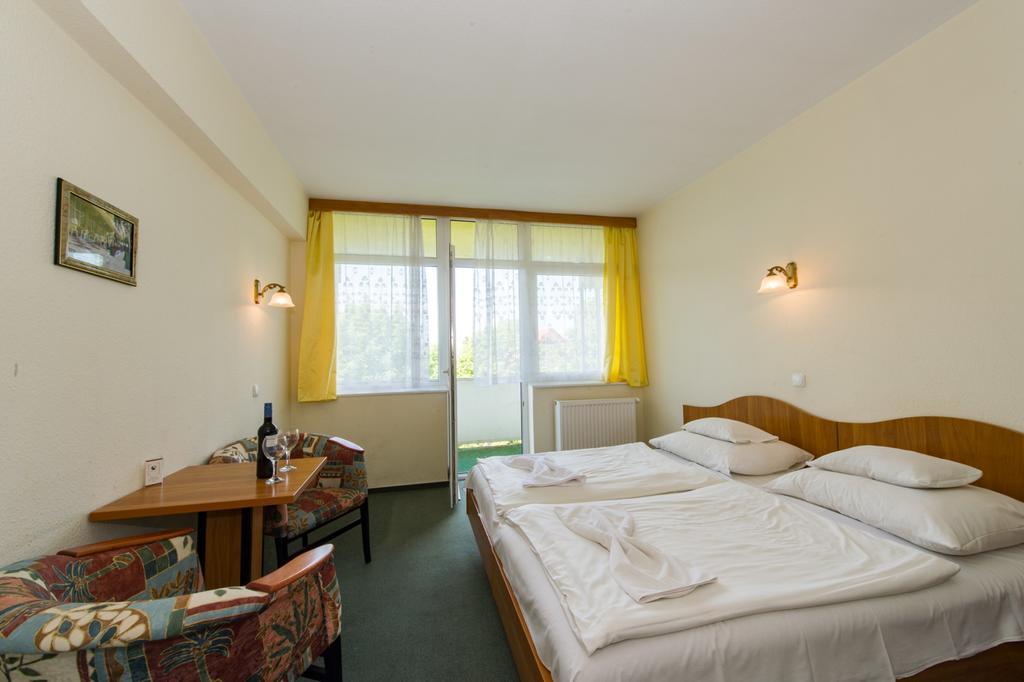 Hotel Nostra Siofok Bagian luar foto