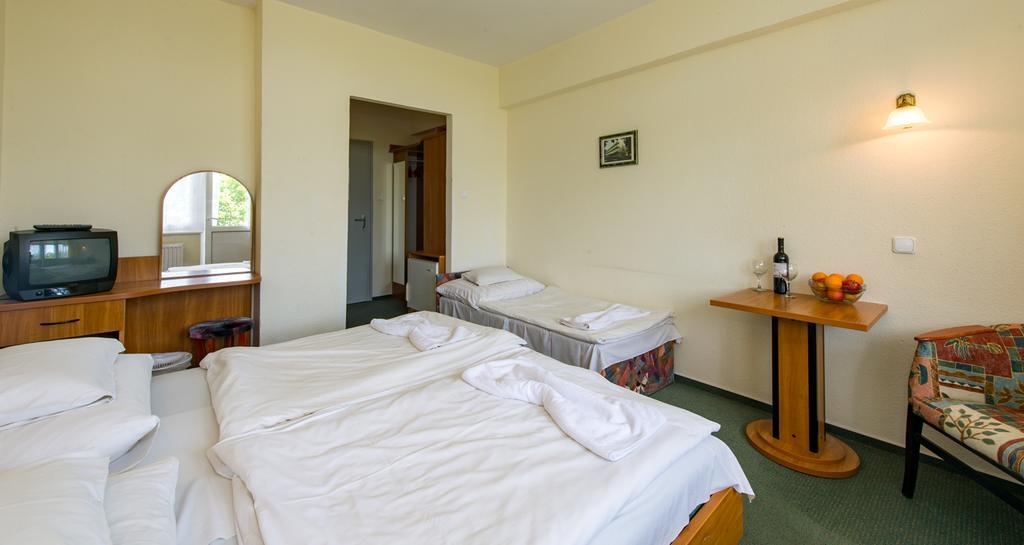 Hotel Nostra Siofok Bagian luar foto