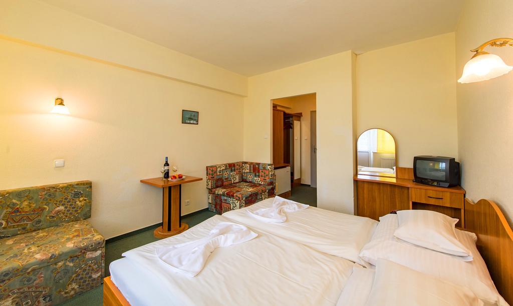 Hotel Nostra Siofok Bagian luar foto