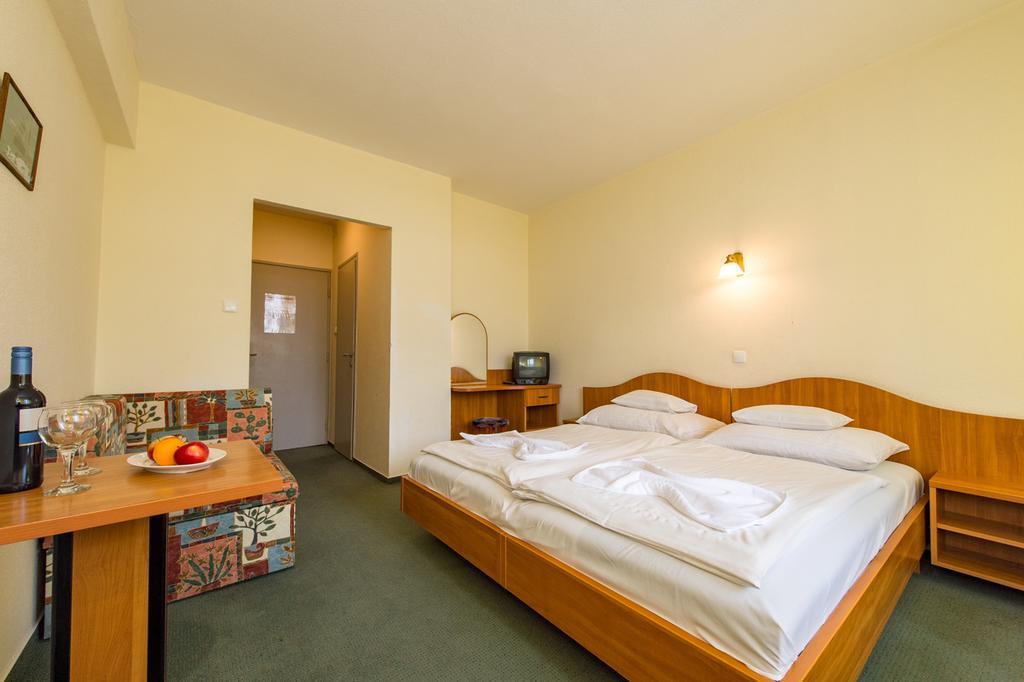 Hotel Nostra Siofok Bagian luar foto