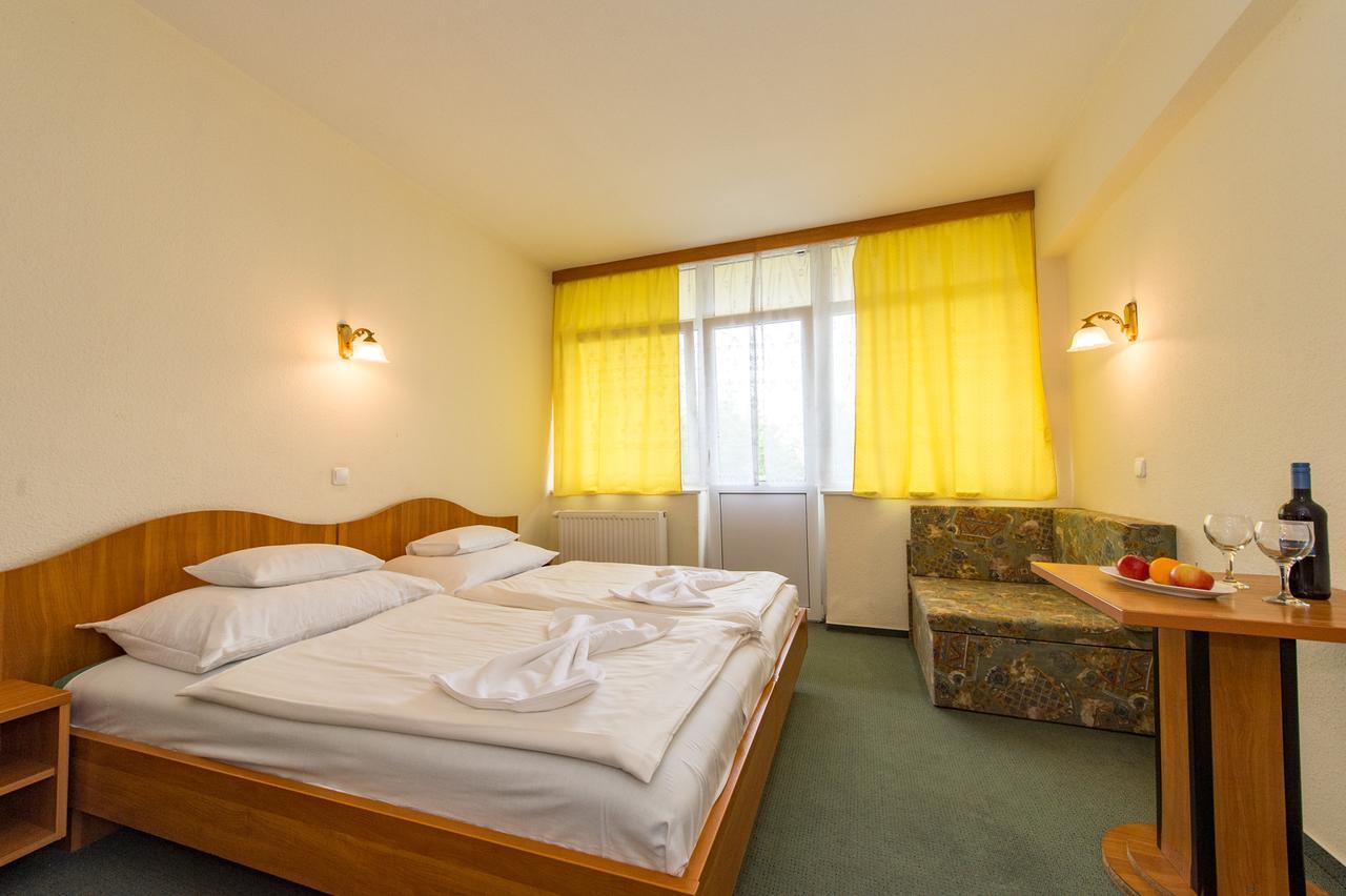 Hotel Nostra Siofok Bagian luar foto