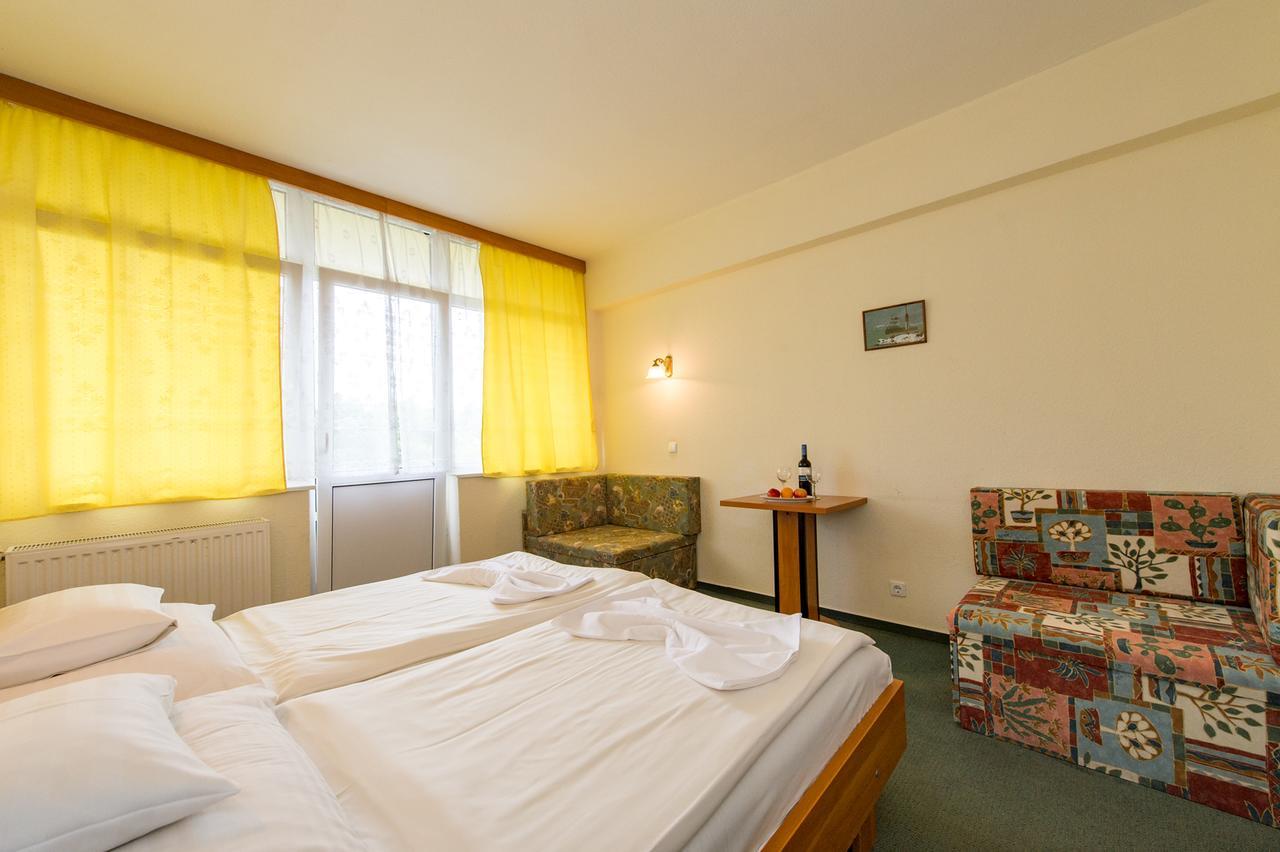 Hotel Nostra Siofok Bagian luar foto